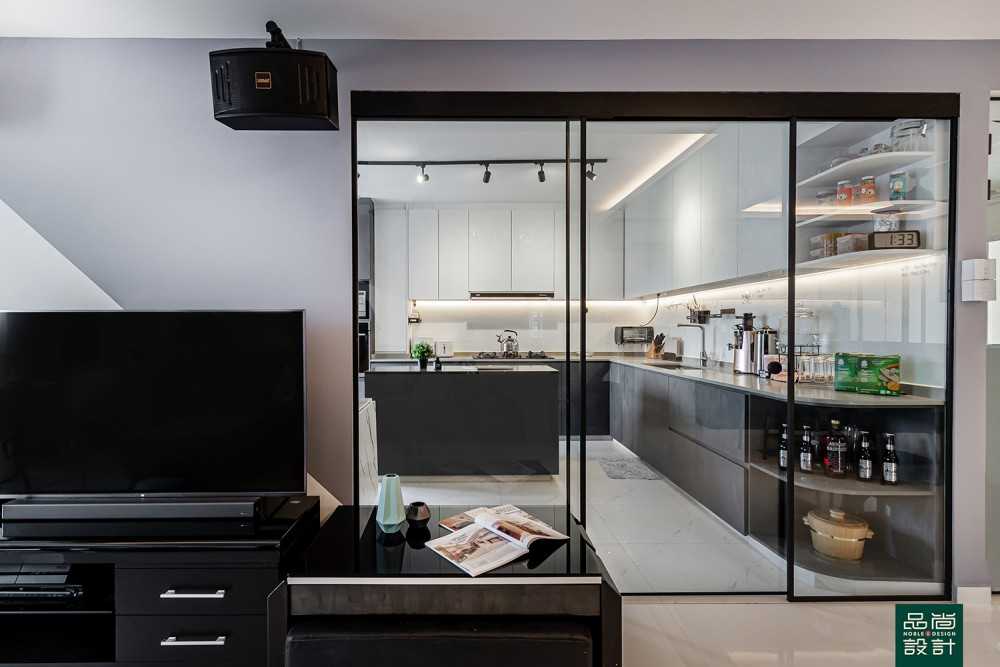 Modern Kitchen with Countertop and Homogeneous Tiles