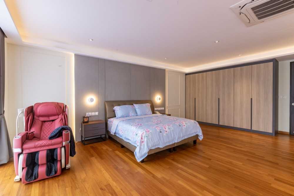 Modern Bedroom with Vinyl Flooring and Cove Lighting