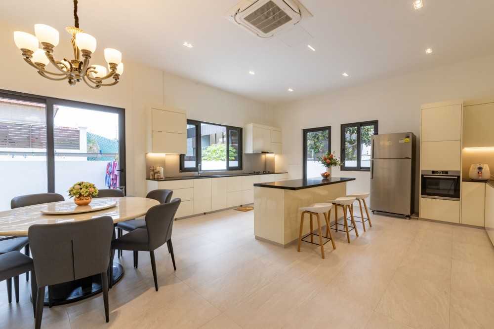 Modern Kitchen with Countertop and Homogeneous Tiles
