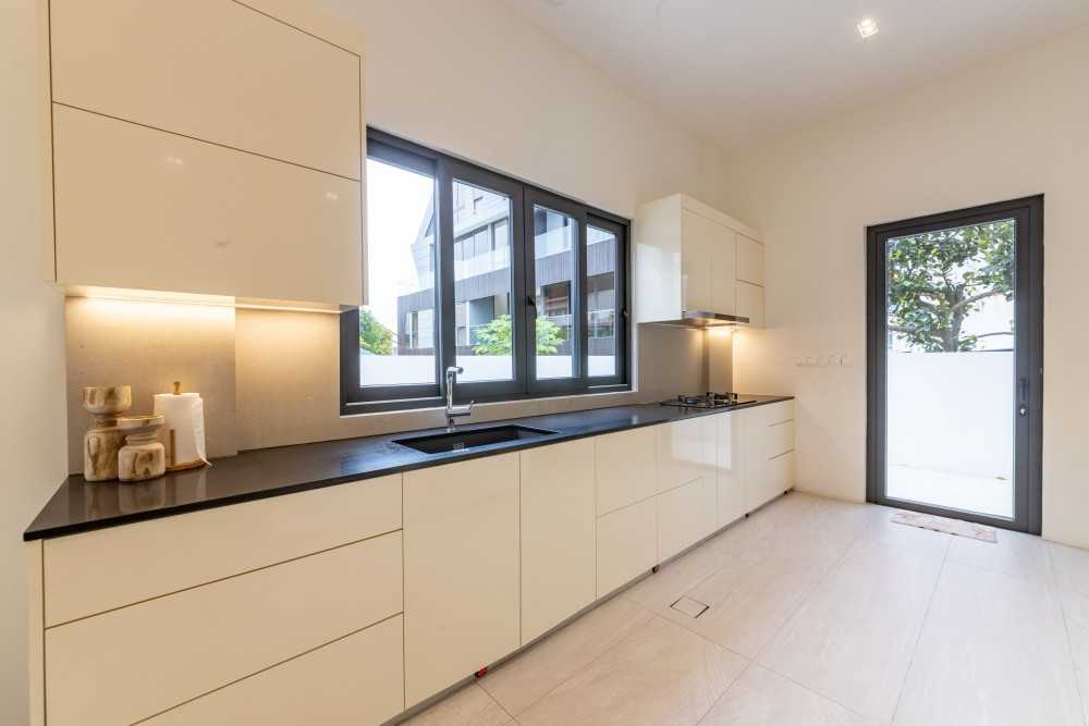 Modern Kitchen with Homogeneous Tiles and Kitchen Window