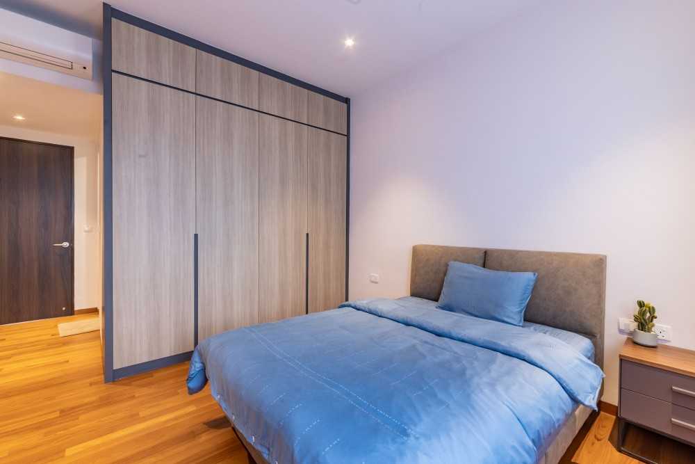 Modern Bedroom with Vinyl Flooring and Cove Lighting