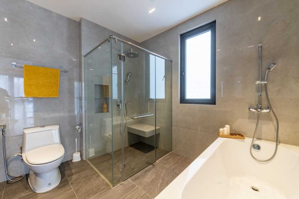 Modern Bathroom with Homogeneous Tiles and Mirror
