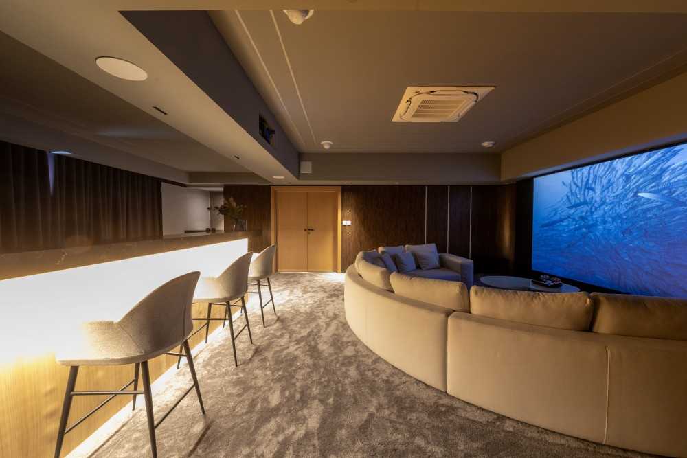 Modern Home Bar with Countertop and Bar Counter