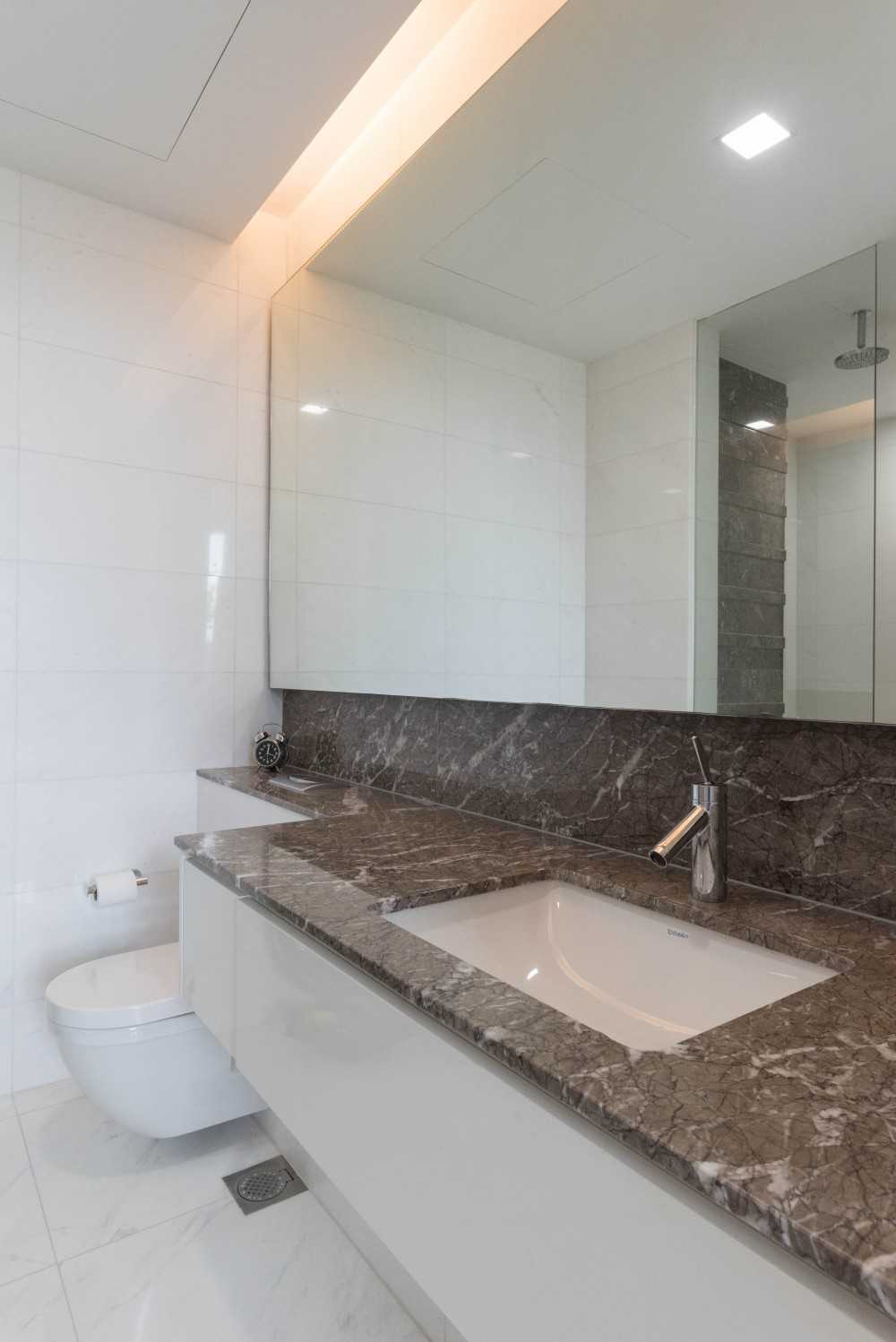 Modern Bathroom with Countertop and Homogeneous Tiles