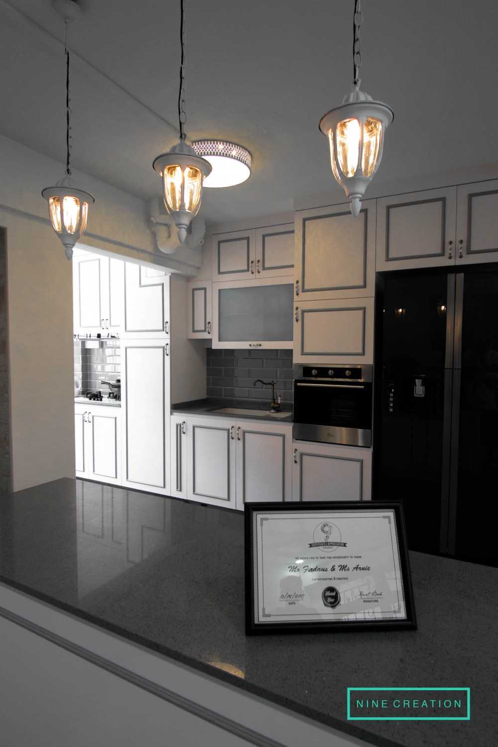 Vintage Kitchen with Open Kitchen and Breakfast Counter