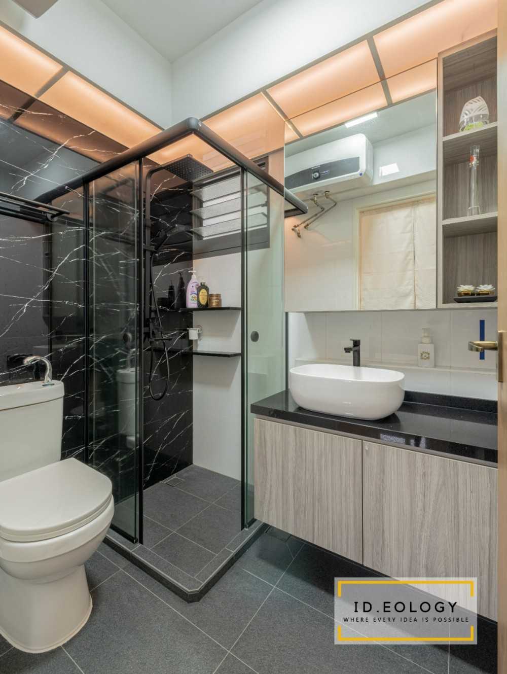 Modern Bathroom with Mirror and Bathtub