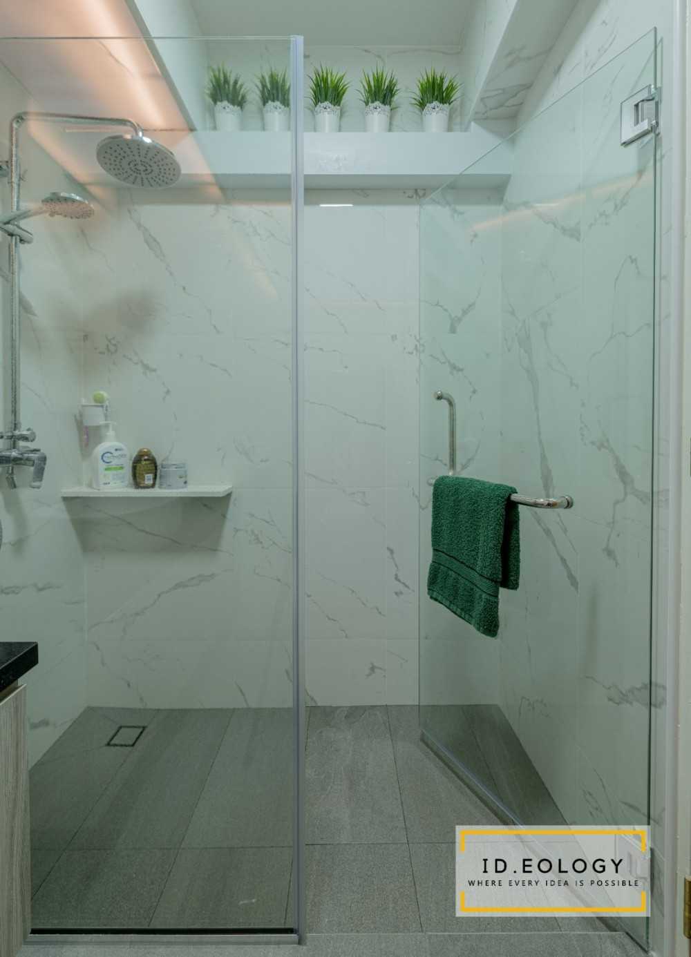 Modern Bathroom with Marble Floor and Bathtub