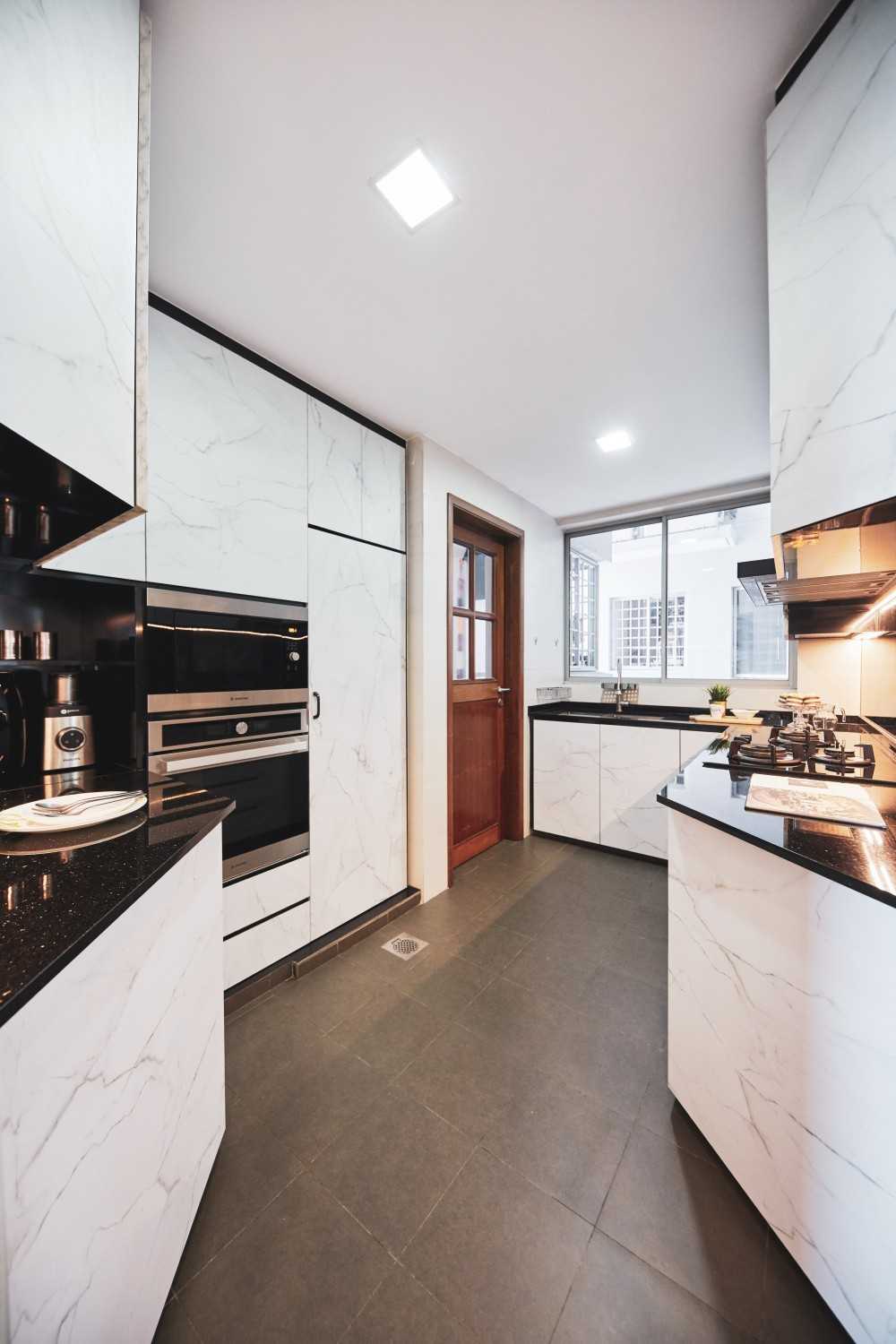 Transitional Kitchen with Countertop and Homogeneous Tiles