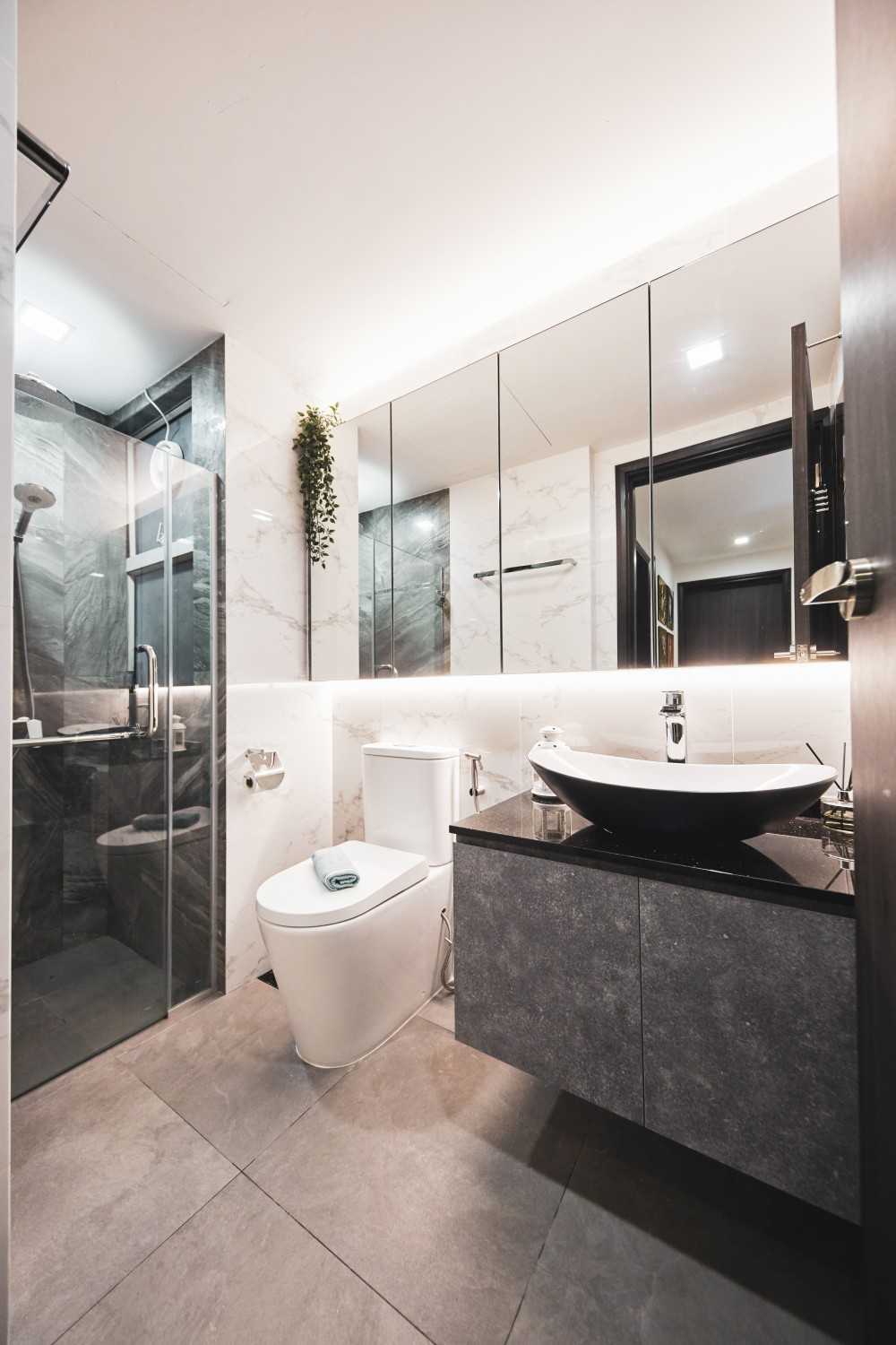 Transitional Bathroom with Countertop and Homogeneous Tiles