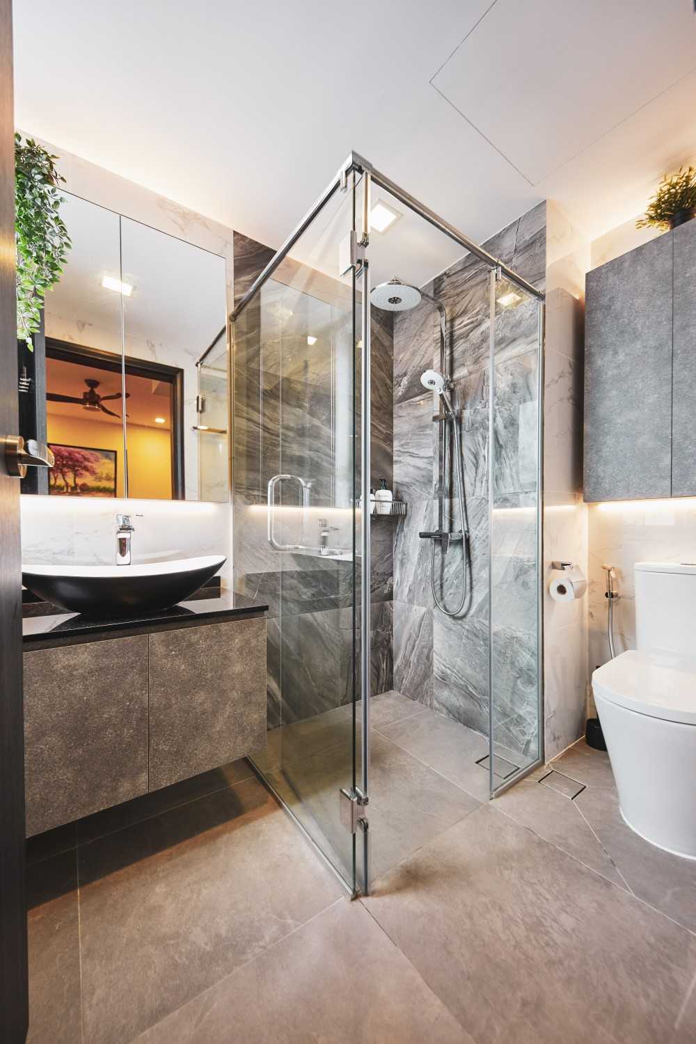 Transitional Bathroom with Countertop and Homogeneous Tiles