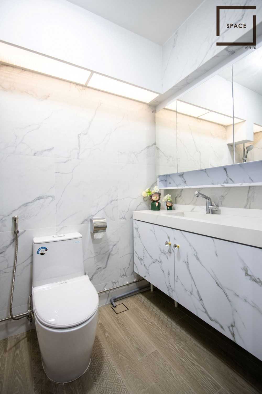 Contemporary Bathroom with Mirror and Bathroom Storage