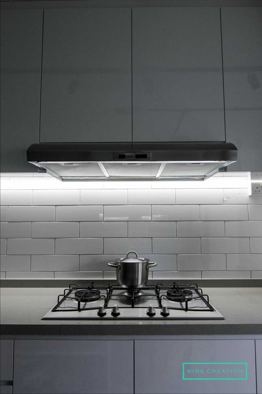 Minimalist Kitchen with Kitchen Island and Kitchen Backsplash