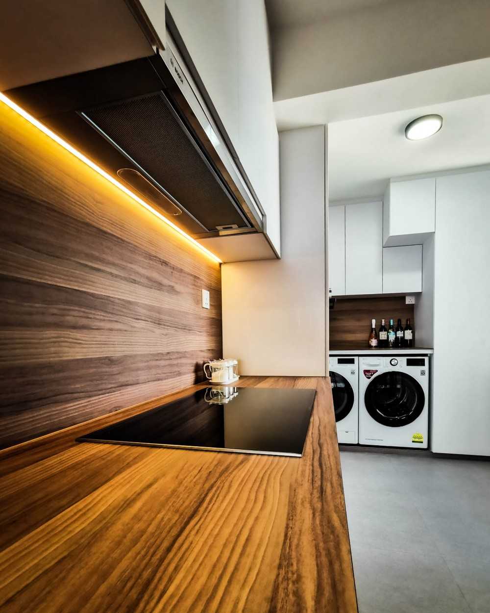 Contemporary Kitchen with Countertop and Homogeneous Tiles