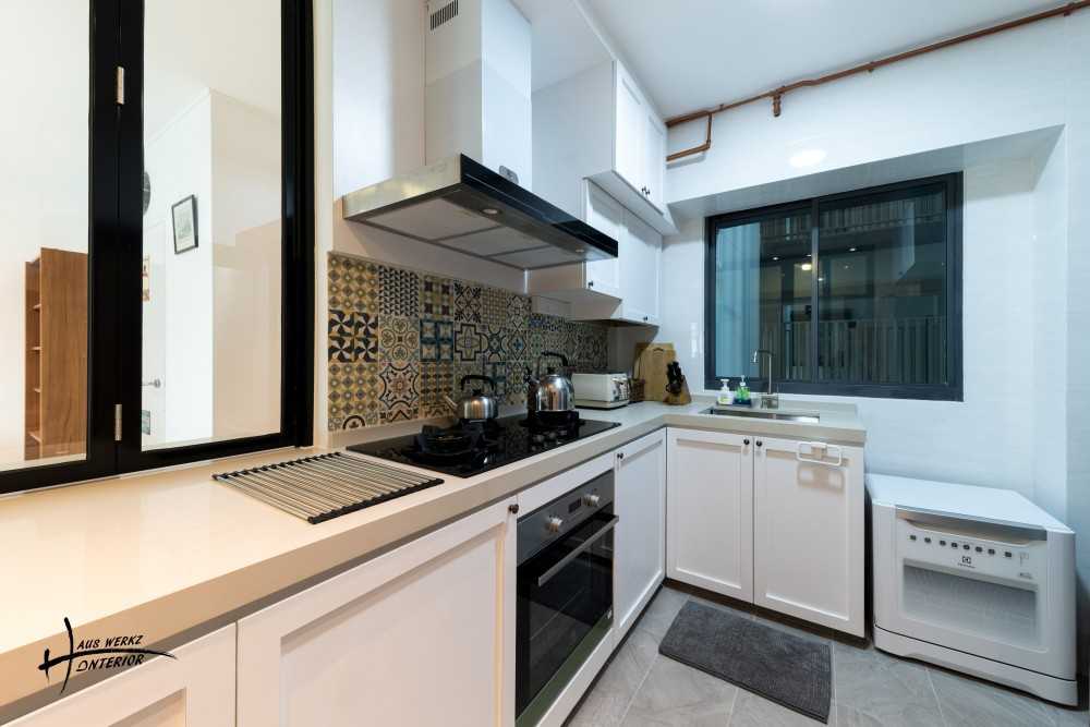 Modern Kitchen with Countertop and Homogeneous Tiles