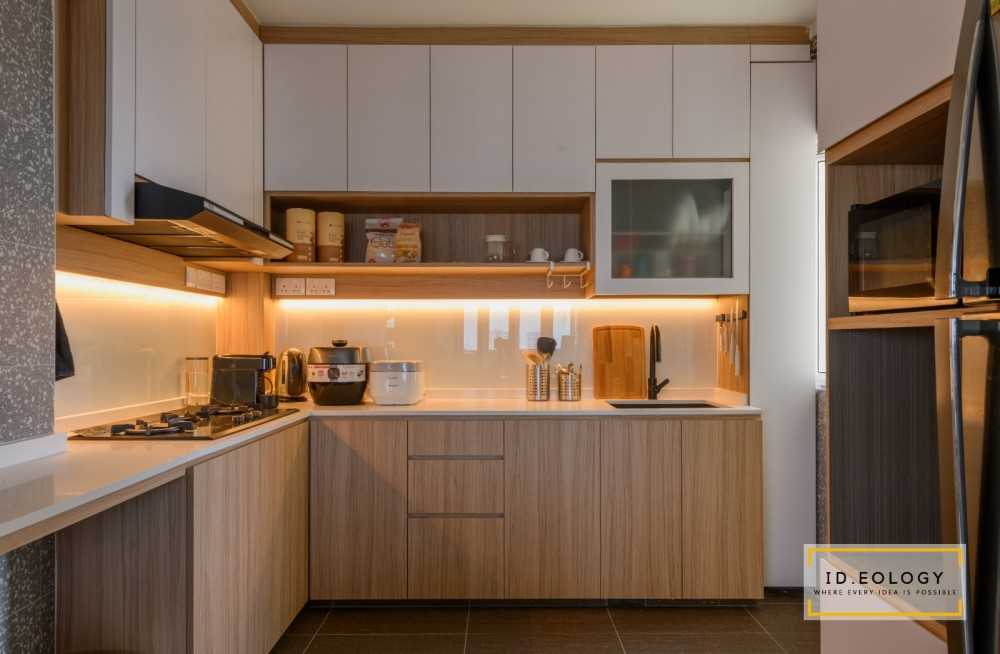 Minimalist Kitchen with Kitchen Island and Mosaic