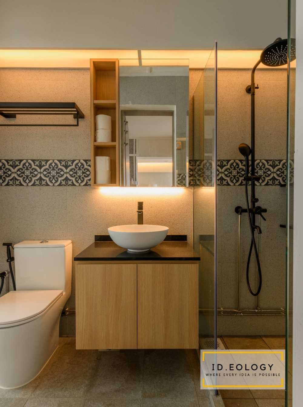 Minimalist Bathroom with Mirror and Bathtub