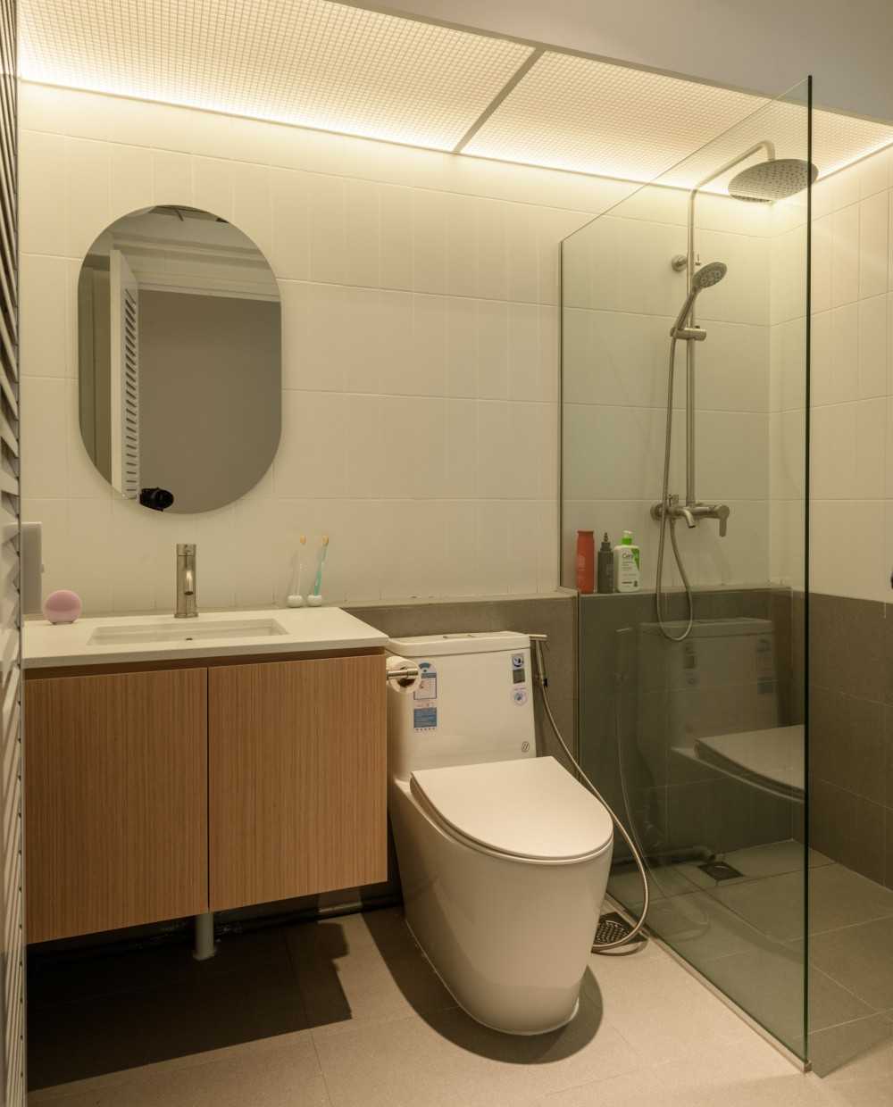 Scandinavian Bathroom with Countertop and Homogeneous Tiles