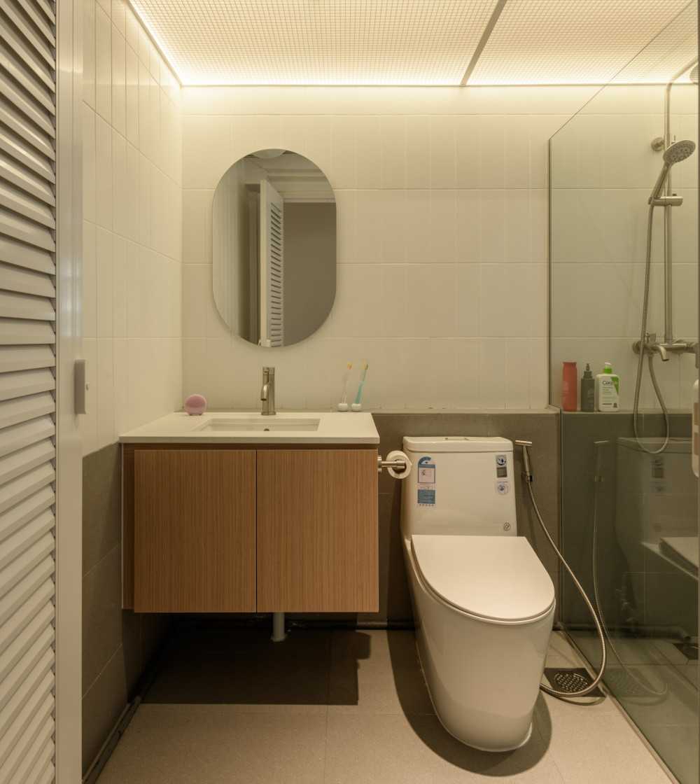 Scandinavian Bathroom with Homogeneous Tiles and Herringbone Tiling