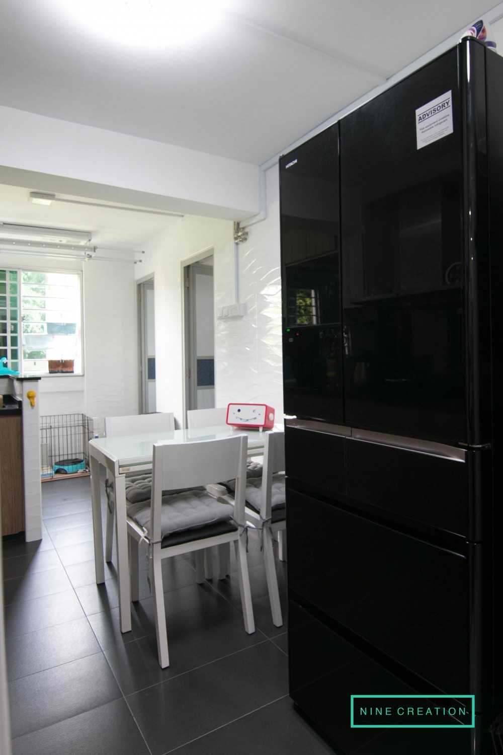 Modern Kitchen with Homogeneous Tiles and Open Kitchen