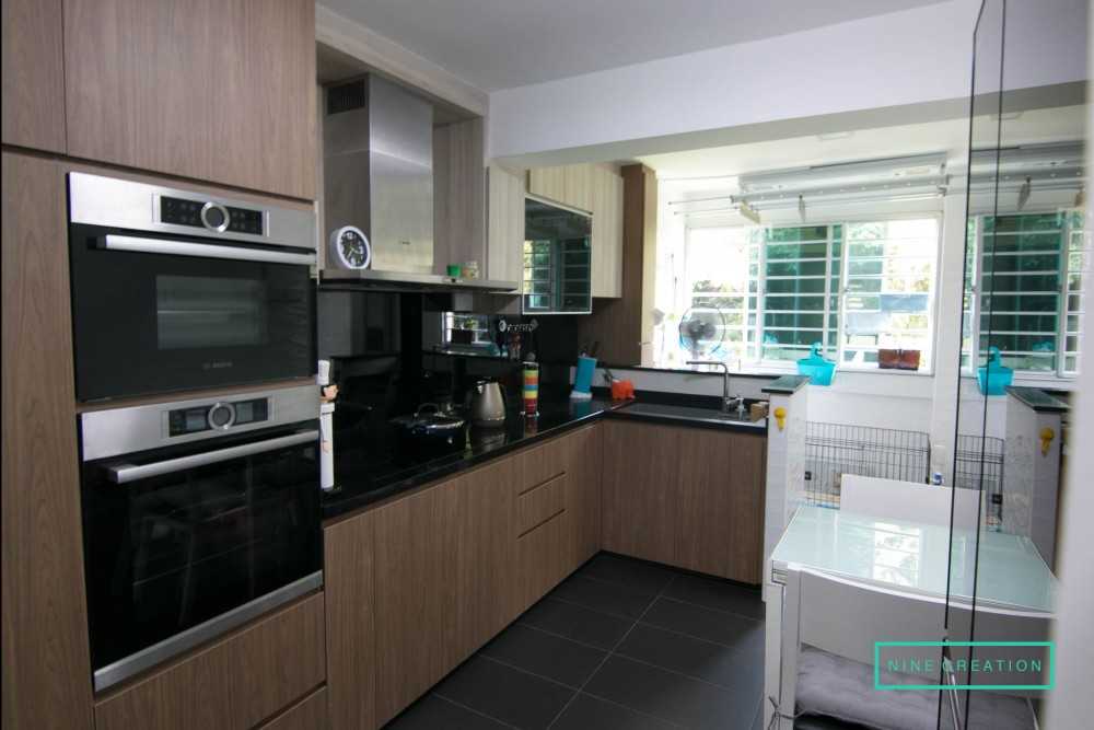 Modern Kitchen with Homogeneous Tiles and Kitchen Backsplash