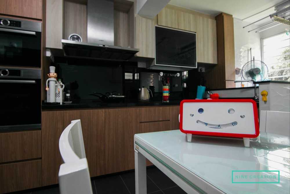 Modern Kitchen with Countertop and Homogeneous Tiles