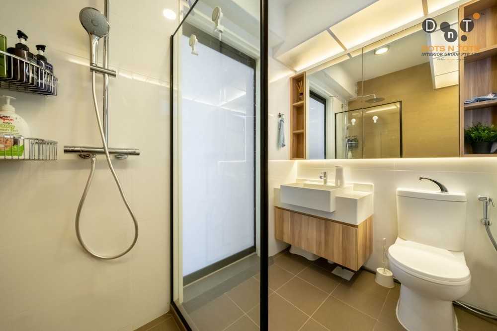Scandinavian Bathroom with Homogeneous Tiles and Mirror