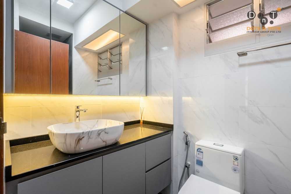 Contemporary Bathroom with Homogeneous Tiles and Mirror