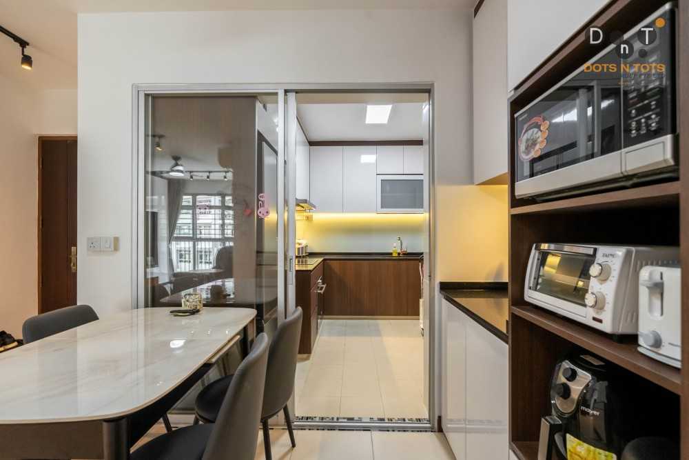 Contemporary Kitchen with Homogeneous Tiles and Kitchen Island