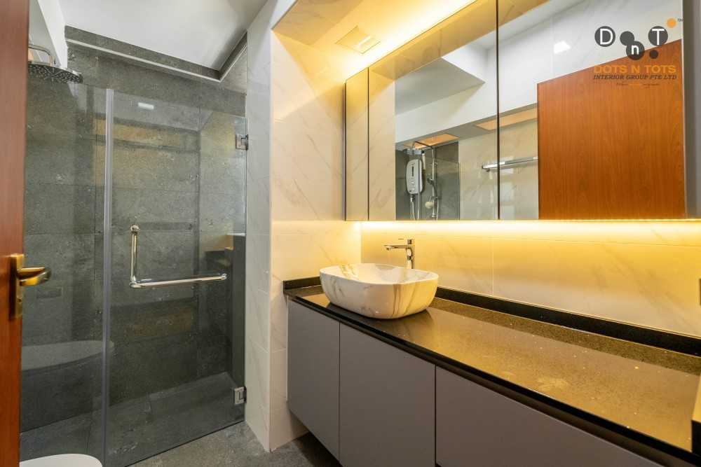 Contemporary Bathroom with Homogeneous Tiles and Shower Screen