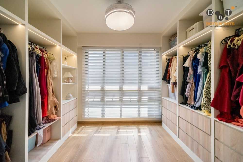 Scandinavian Walk-in Wardrobe with Mirror and Wardrobe
