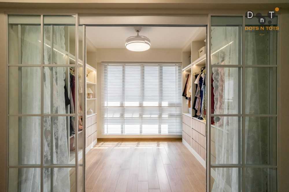 Scandinavian Walk-in Wardrobe with Mirror and Wardrobe