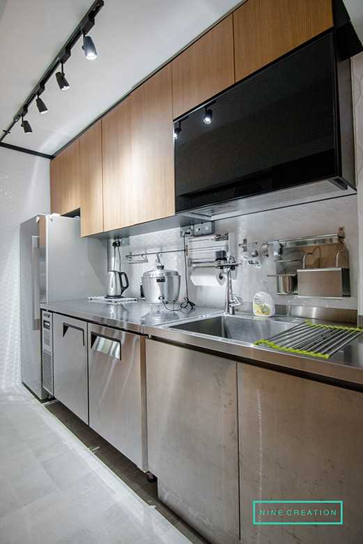 Modern Kitchen with Countertop and Homogeneous Tiles