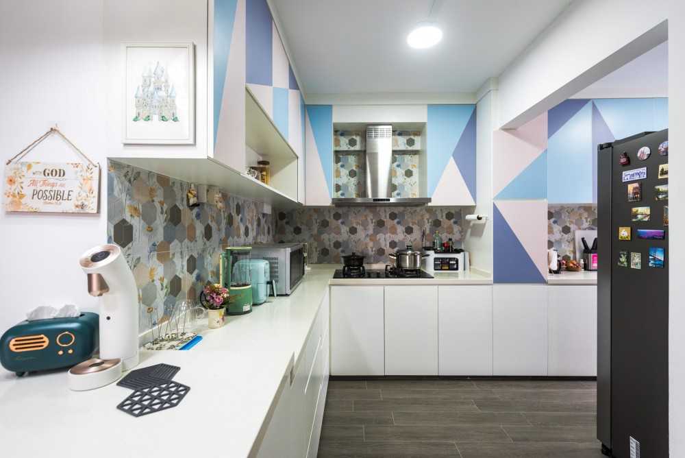 Modern Kitchen with Countertop and Homogeneous Tiles