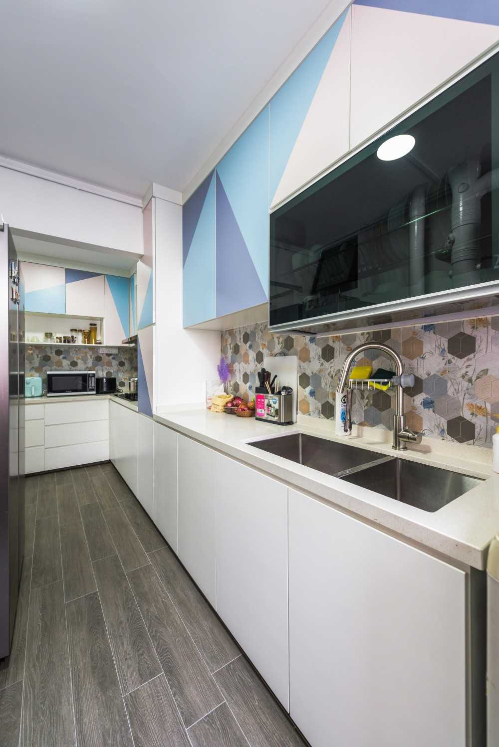 Modern Kitchen with Countertop and Homogeneous Tiles