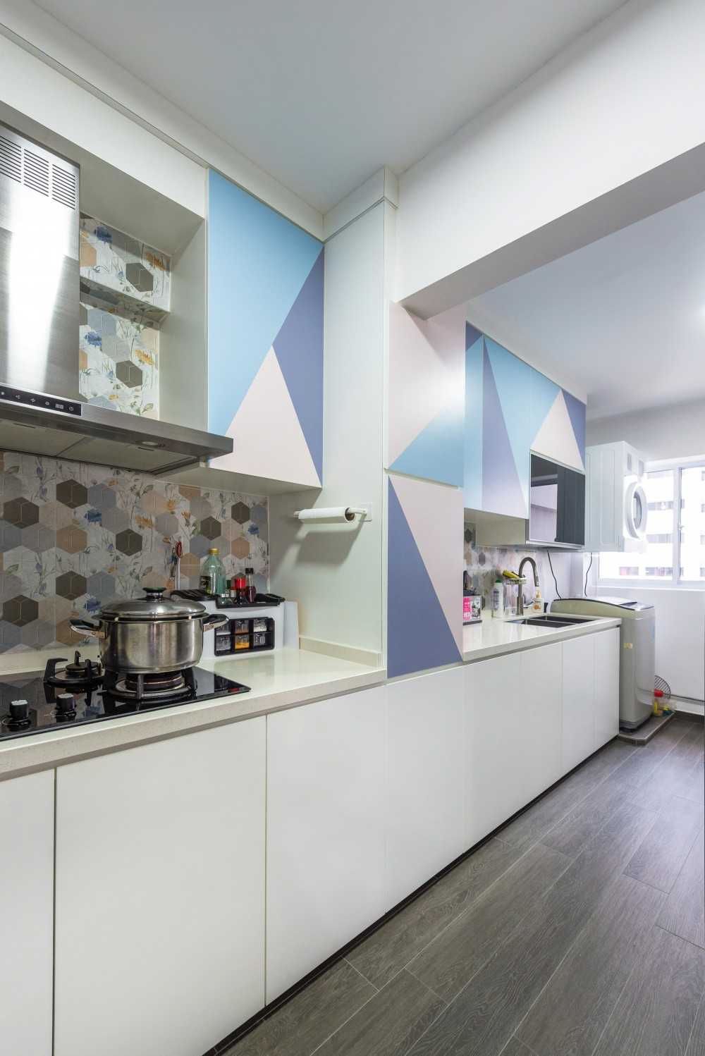 Modern Kitchen with Countertop and Homogeneous Tiles