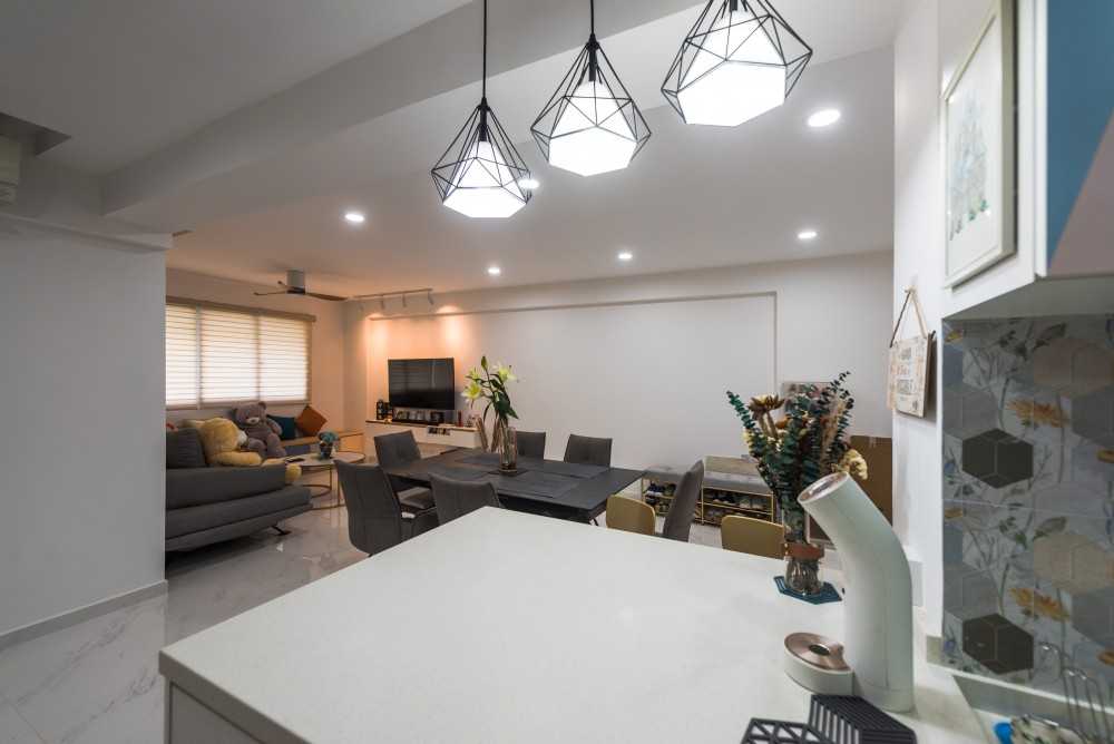 Modern Dining Room with Drop Ceiling and Dining Table