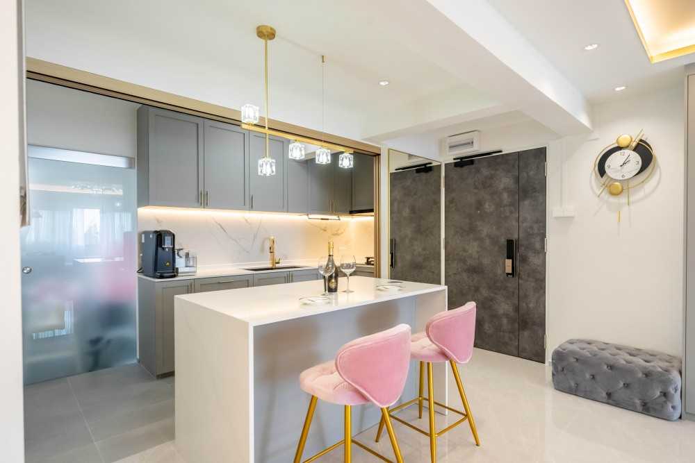 Modern Kitchen with Homogeneous Tiles and Open Kitchen