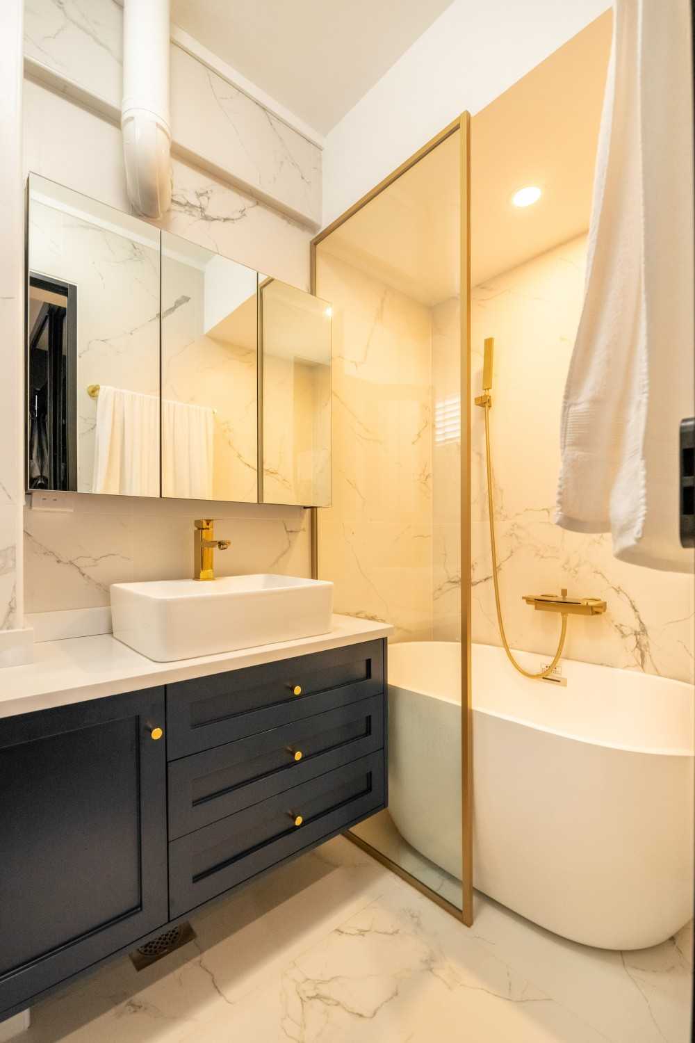 Modern Bathroom with Homogeneous Tiles and Marble Floor