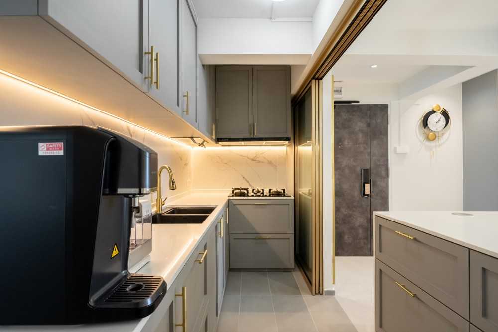Modern Kitchen with Homogeneous Tiles and Kitchen Window
