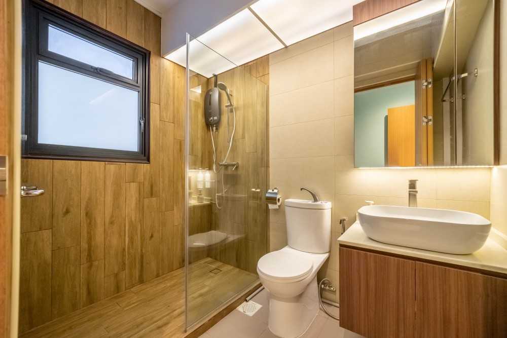 Scandinavian Bathroom with Wood Flooring and Mirror