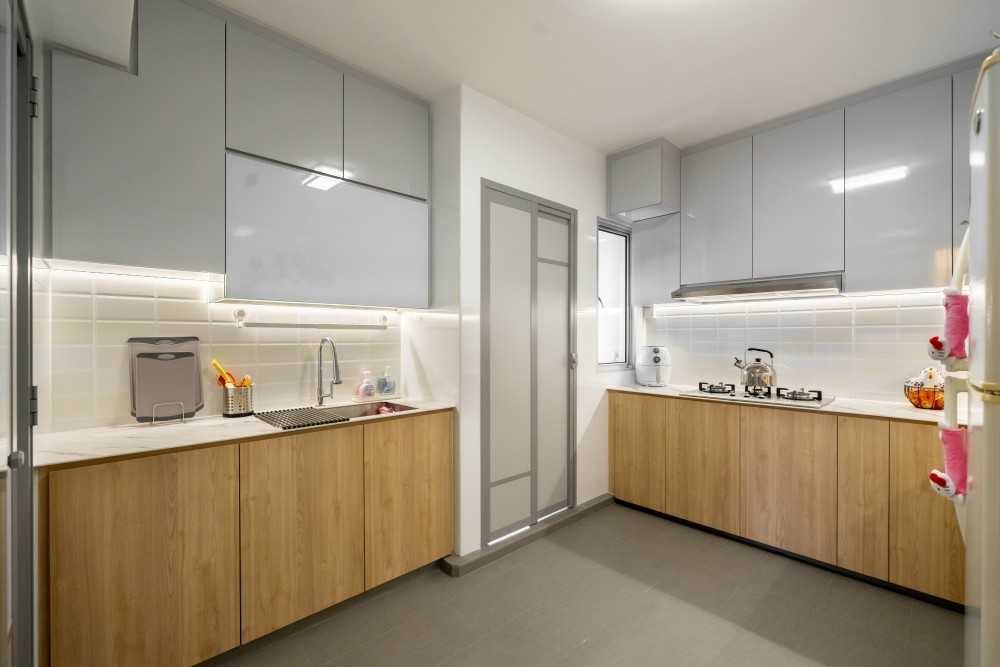 Minimalist Kitchen with Vinyl Flooring and Kitchen Window