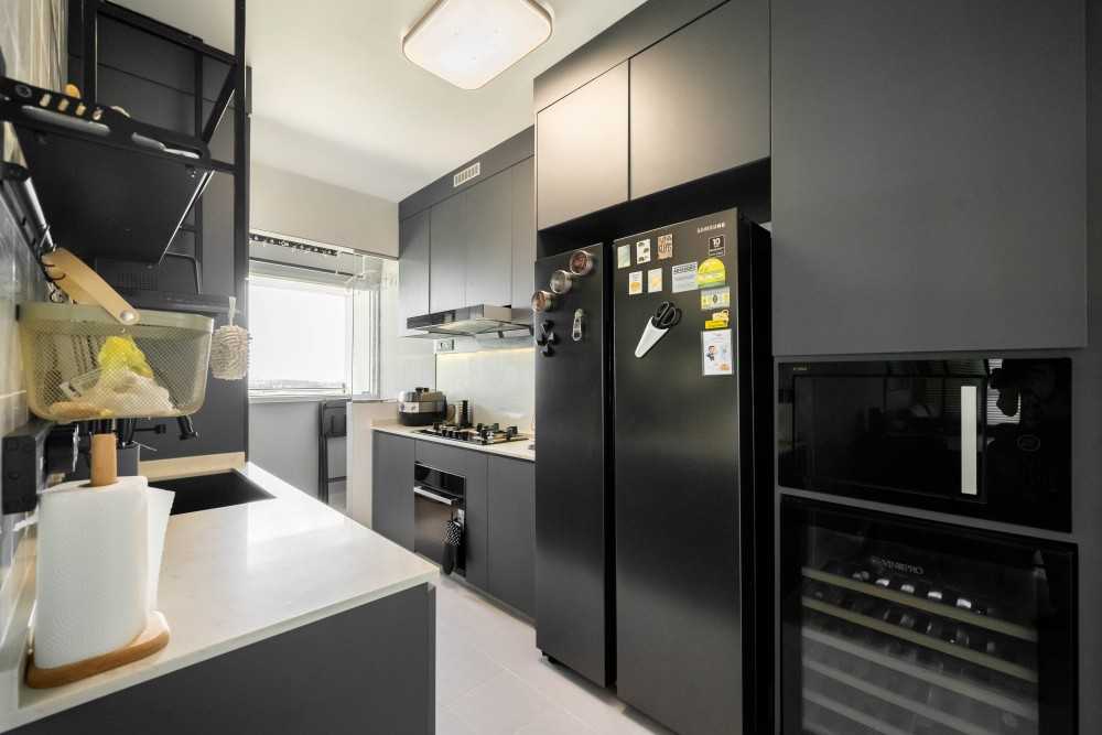 Modern Kitchen with Vinyl Flooring and Homogeneous Tiles