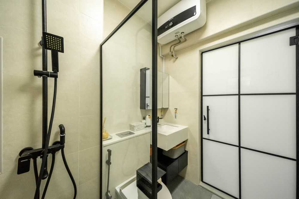 Modern Bathroom with Mirror and Bathroom Storage