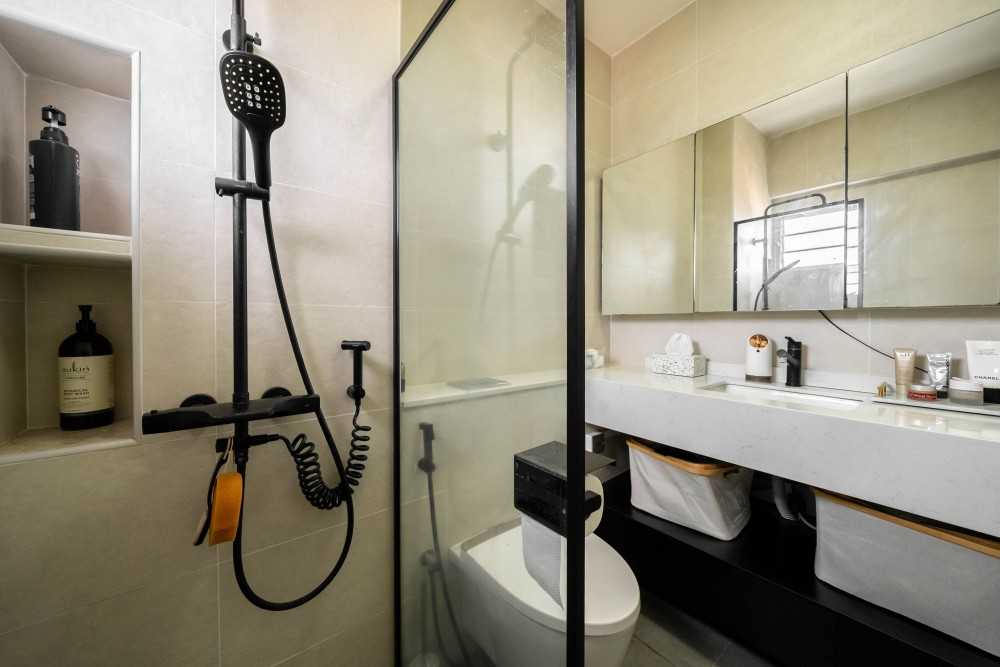 Modern Bathroom with Vinyl Flooring and Wood Flooring