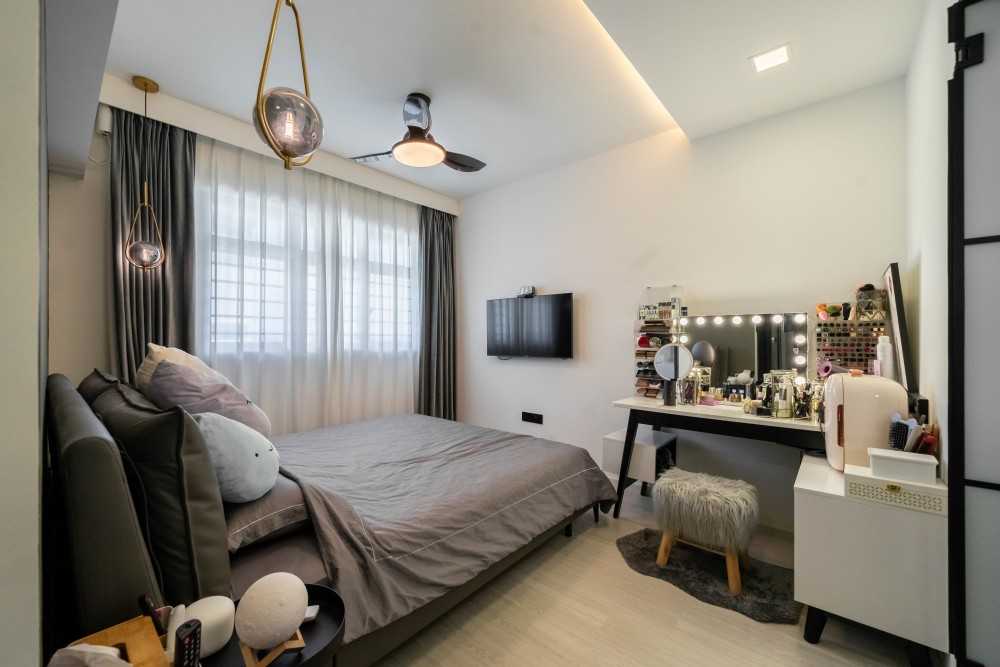 Modern Bedroom with Vinyl Flooring and Wardrobe