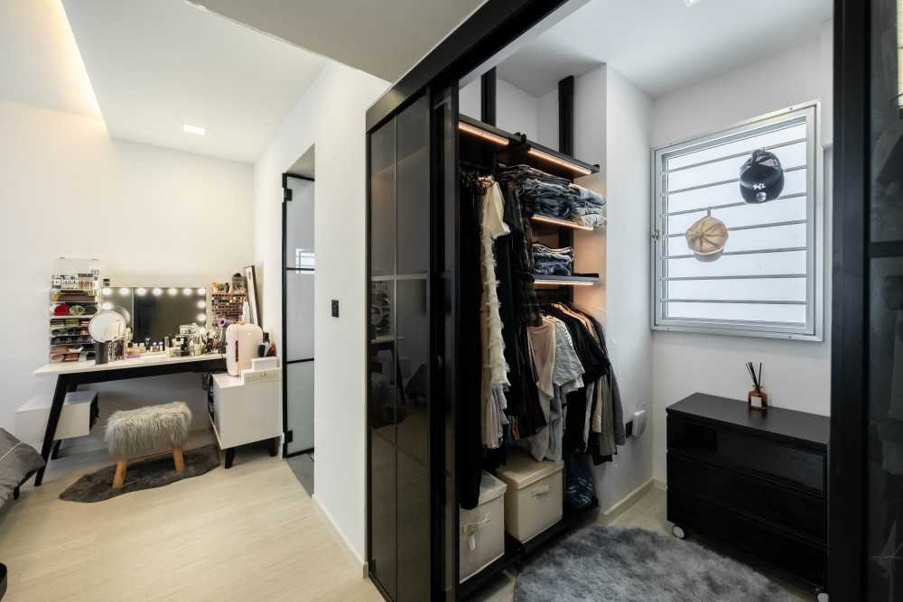 Modern Walk-in Wardrobe with Vinyl Flooring and Mirror