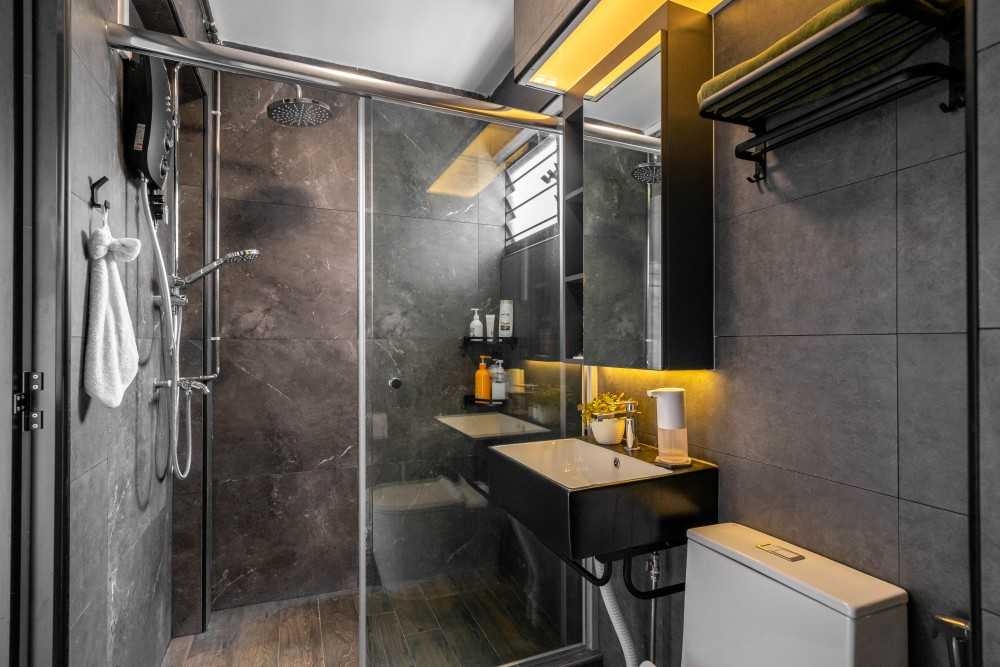 Modern Bathroom with Mirror and Laundry Baskets