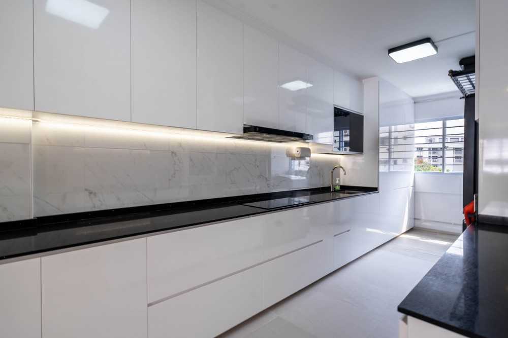 Modern Kitchen with Vinyl Flooring and Homogeneous Tiles