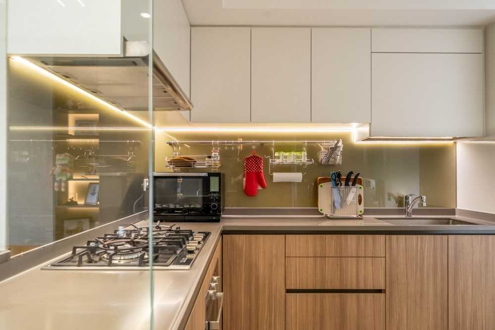 Modern Kitchen with Vinyl Flooring and Homogeneous Tiles