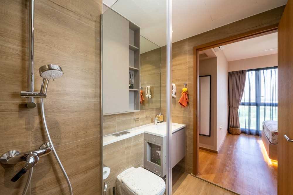 Modern Bathroom with Shower Screen and Bathroom Sinks
